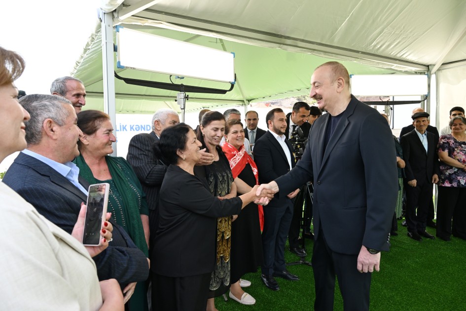 İlham Əliyev Bəylik sakinləri ilə görüşdü - Onlara evlərin açarlarını təqdim etdi (YENİLƏNİB)