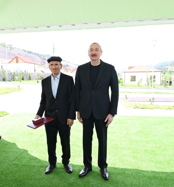 İlham Əliyev Bəylik sakinləri ilə görüşdü - Onlara evlərin açarlarını təqdim etdi (YENİLƏNİB)