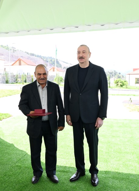 İlham Əliyev Bəylik sakinləri ilə görüşdü - Onlara evlərin açarlarını təqdim etdi (YENİLƏNİB)