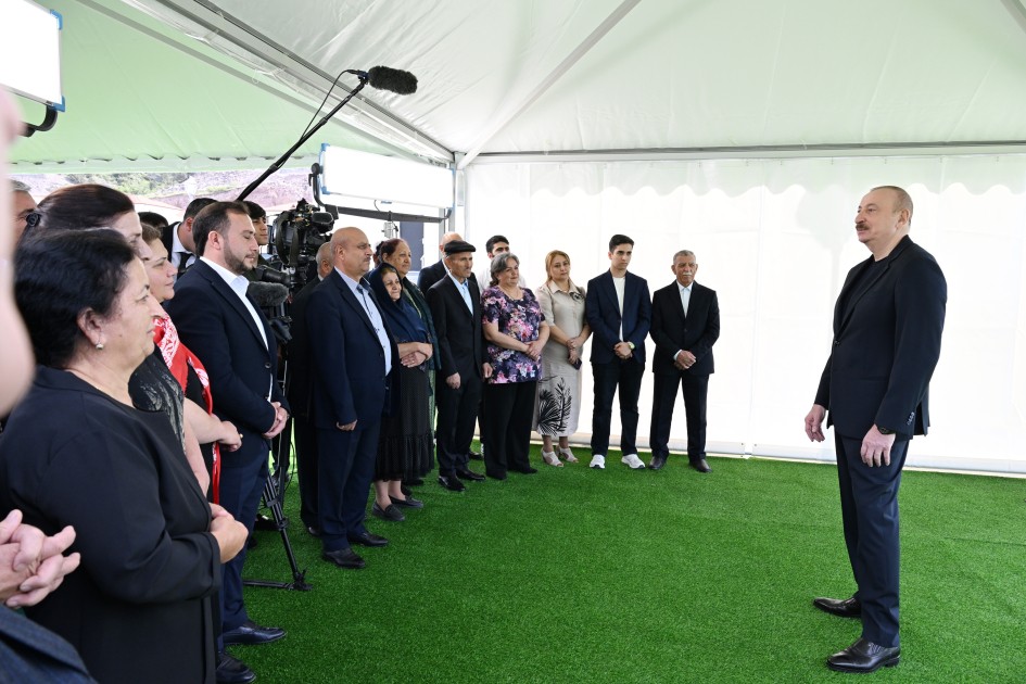 İlham Əliyev Bəylik sakinləri ilə görüşdü - Onlara evlərin açarlarını təqdim etdi (YENİLƏNİB)