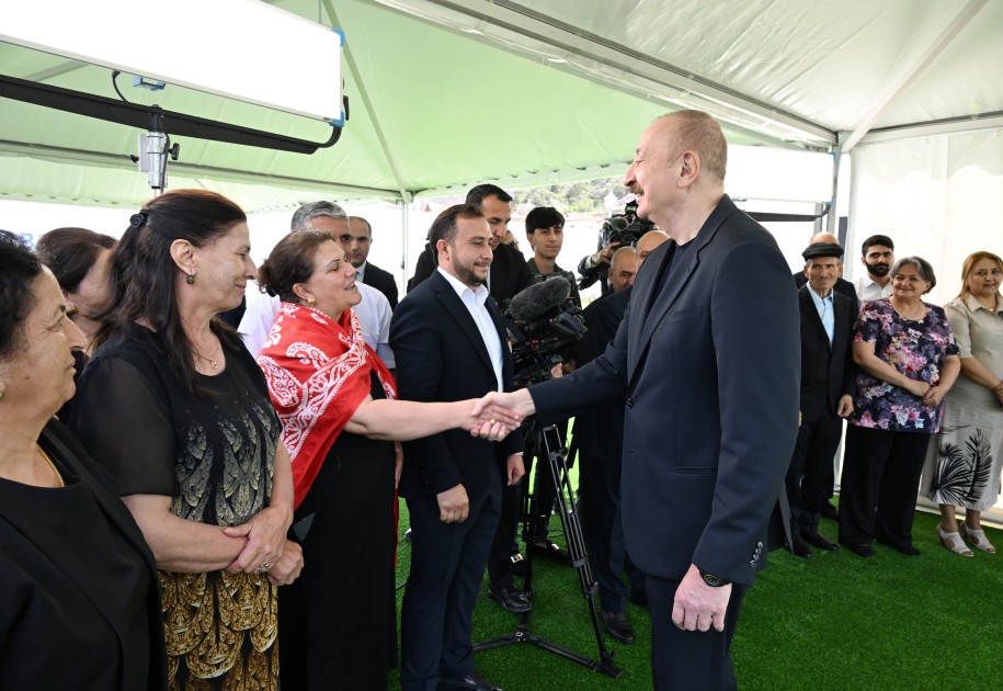 İlham Əliyev Bəylik sakinləri ilə görüşdü - Onlara evlərin açarlarını təqdim etdi (YENİLƏNİB)