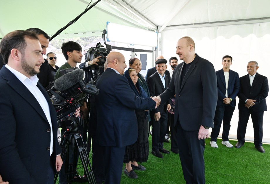 İlham Əliyev Bəylik sakinləri ilə görüşdü - Onlara evlərin açarlarını təqdim etdi (YENİLƏNİB)