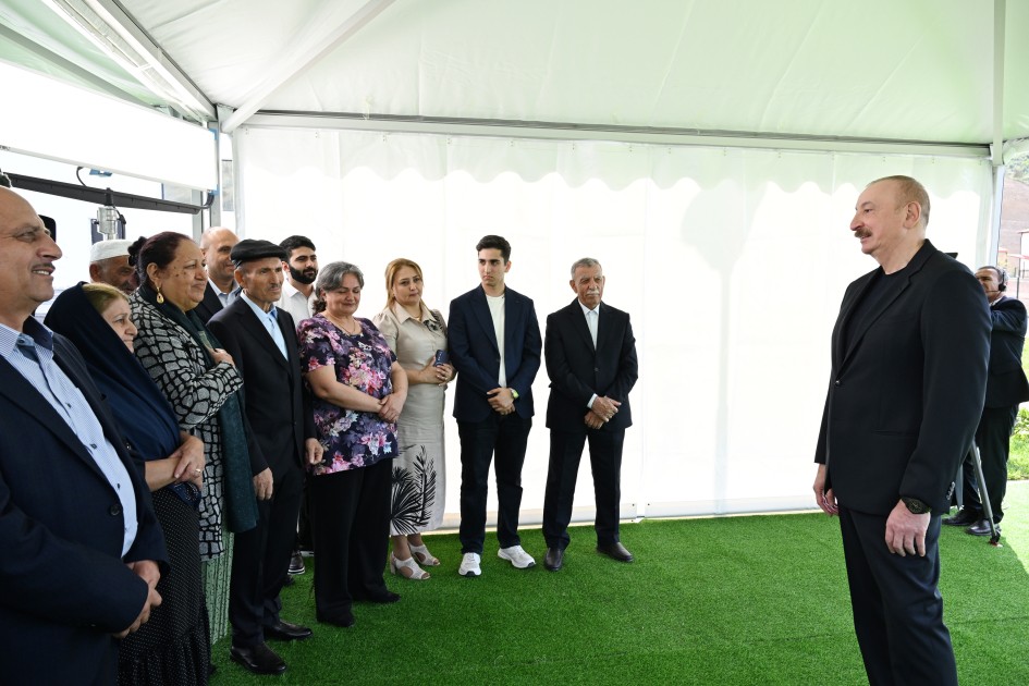 İlham Əliyev Bəylik sakinləri ilə görüşdü - Onlara evlərin açarlarını təqdim etdi (YENİLƏNİB)