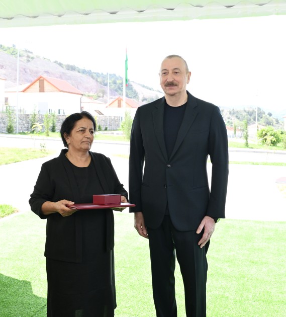 İlham Əliyev Bəylik sakinləri ilə görüşdü - Onlara evlərin açarlarını təqdim etdi (YENİLƏNİB)