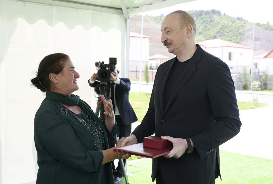 İlham Əliyev Bəylik sakinləri ilə görüşdü - Onlara evlərin açarlarını təqdim etdi (YENİLƏNİB)