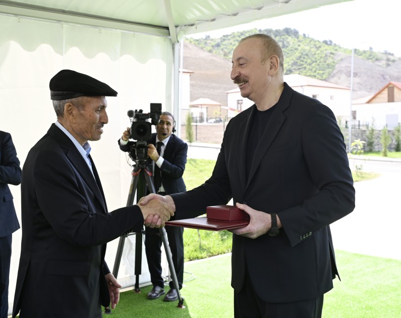 İlham Əliyev Bəylik sakinləri ilə görüşdü - Onlara evlərin açarlarını təqdim etdi (YENİLƏNİB)