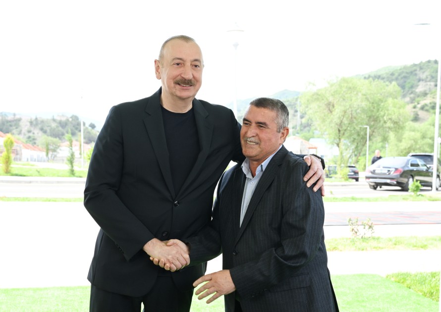 İlham Əliyev Bəylik sakinləri ilə görüşdü - Onlara evlərin açarlarını təqdim etdi (YENİLƏNİB)