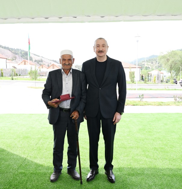 İlham Əliyev Bəylik sakinləri ilə görüşdü - Onlara evlərin açarlarını təqdim etdi (YENİLƏNİB)