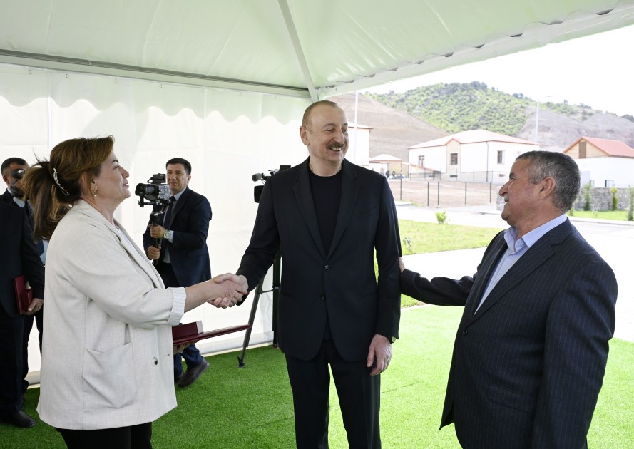 İlham Əliyev Bəylik sakinləri ilə görüşdü - Onlara evlərin açarlarını təqdim etdi (YENİLƏNİB)