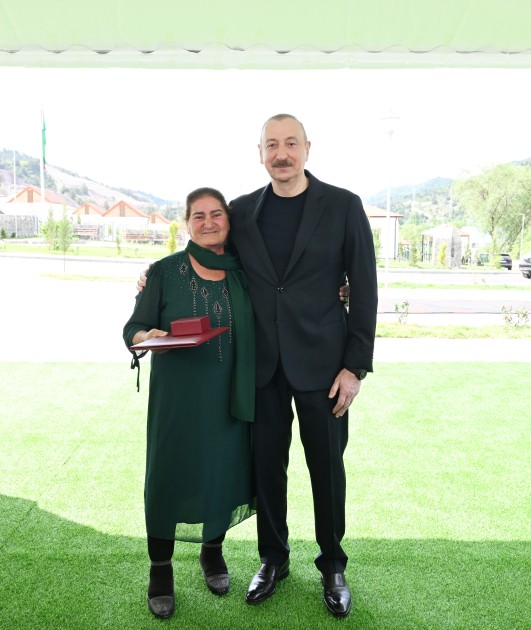 İlham Əliyev Bəylik sakinləri ilə görüşdü - Onlara evlərin açarlarını təqdim etdi (YENİLƏNİB)