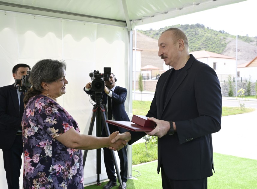 İlham Əliyev Bəylik sakinləri ilə görüşdü - Onlara evlərin açarlarını təqdim etdi (YENİLƏNİB)
