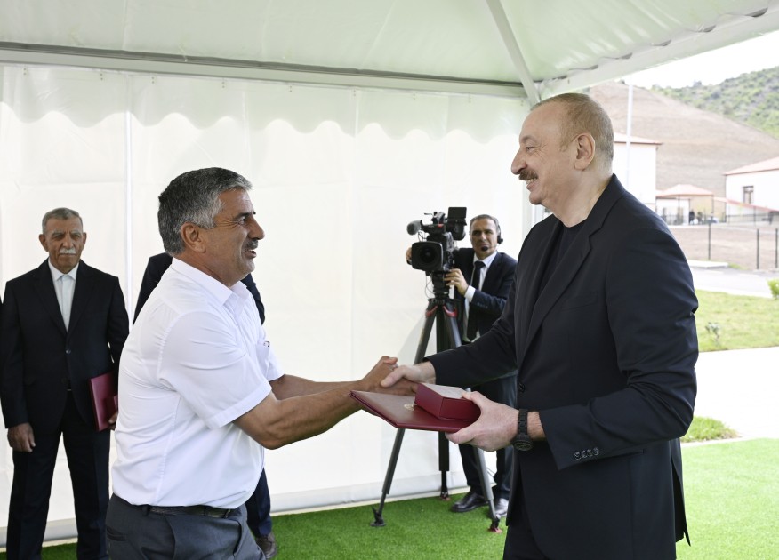 İlham Əliyev Bəylik sakinləri ilə görüşdü - Onlara evlərin açarlarını təqdim etdi (YENİLƏNİB)