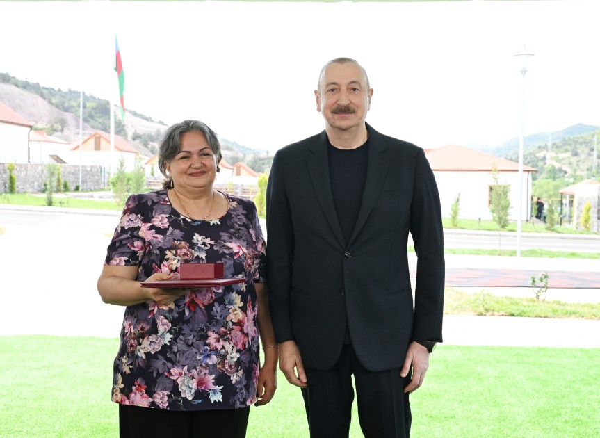 İlham Əliyev Bəylik sakinləri ilə görüşdü - Onlara evlərin açarlarını təqdim etdi (YENİLƏNİB)