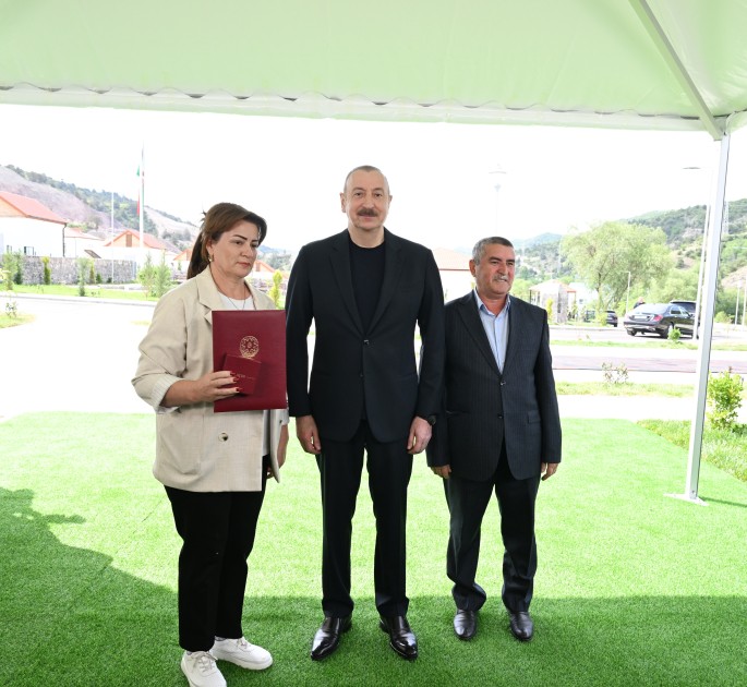 İlham Əliyev Bəylik sakinləri ilə görüşdü - Onlara evlərin açarlarını təqdim etdi (YENİLƏNİB)
