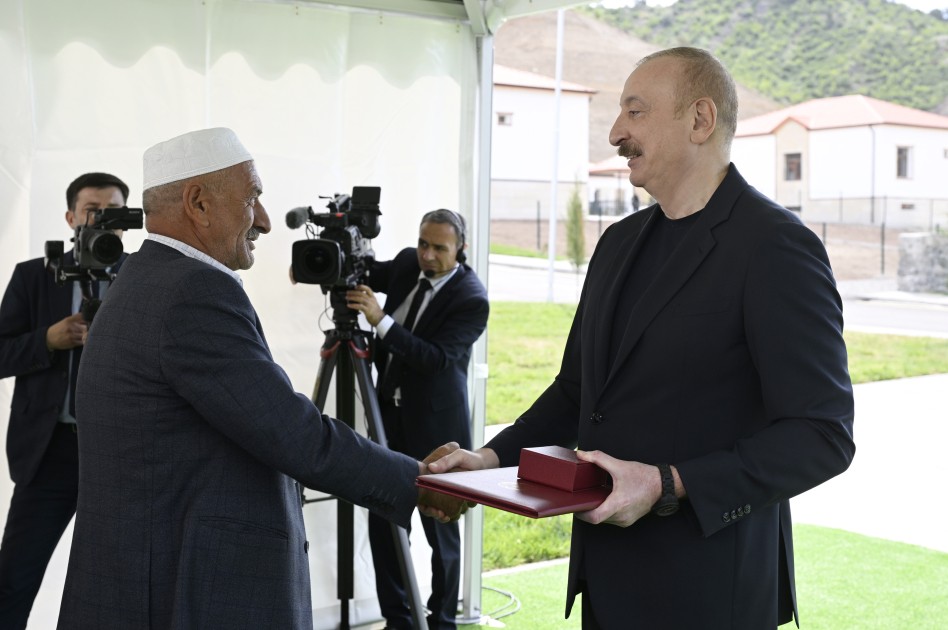 İlham Əliyev Bəylik sakinləri ilə görüşdü - Onlara evlərin açarlarını təqdim etdi (YENİLƏNİB)