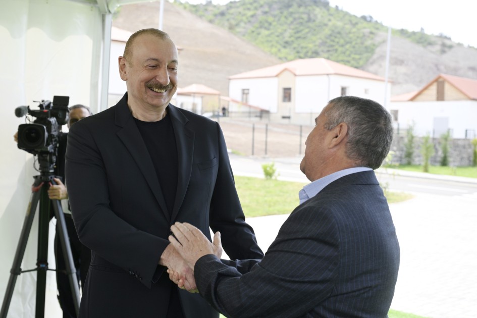 İlham Əliyev Bəylik sakinləri ilə görüşdü - Onlara evlərin açarlarını təqdim etdi (YENİLƏNİB)