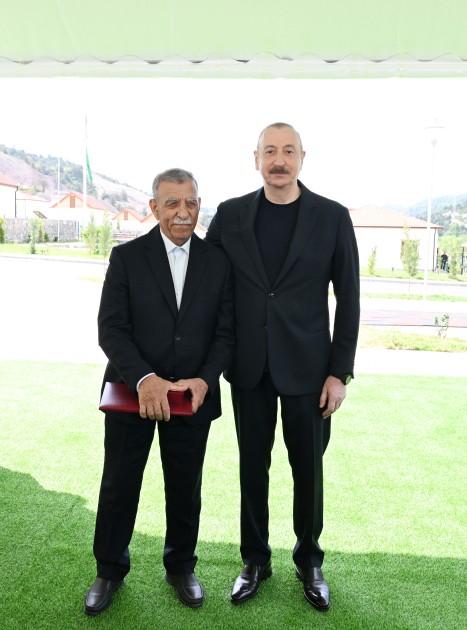 İlham Əliyev Bəylik sakinləri ilə görüşdü - Onlara evlərin açarlarını təqdim etdi (YENİLƏNİB)