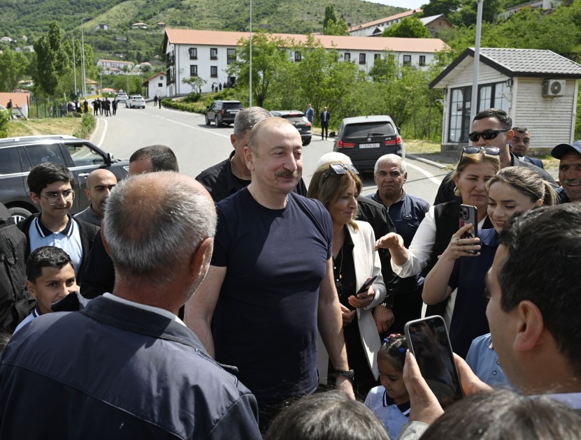 İlham Əliyev Laçın sakinləri ilə görüşdü - FOTOLAR (YENİLƏNİB)