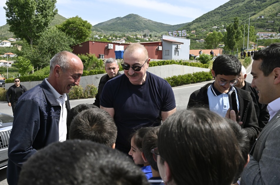 İlham Əliyev Laçın sakinləri ilə görüşdü - FOTOLAR (YENİLƏNİB)