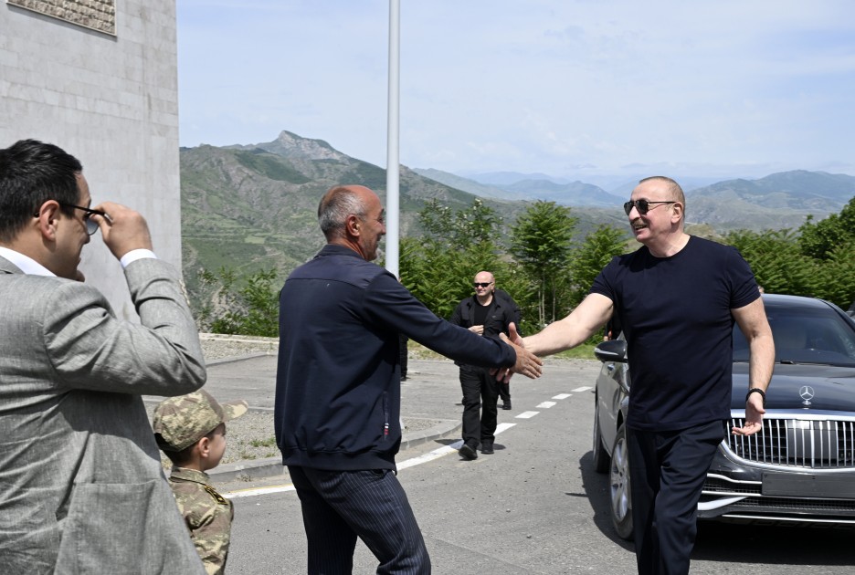 İlham Əliyev Laçın sakinləri ilə görüşdü - FOTOLAR (YENİLƏNİB)