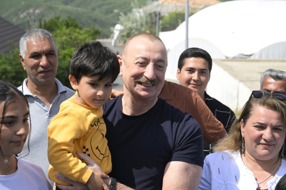 İlham Əliyev Laçın sakinləri ilə görüşdü - FOTOLAR (YENİLƏNİB)