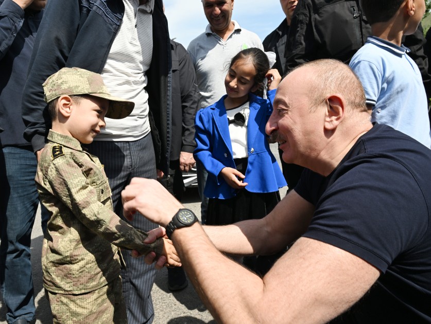 İlham Əliyev Laçın sakinləri ilə görüşdü - FOTOLAR (YENİLƏNİB)