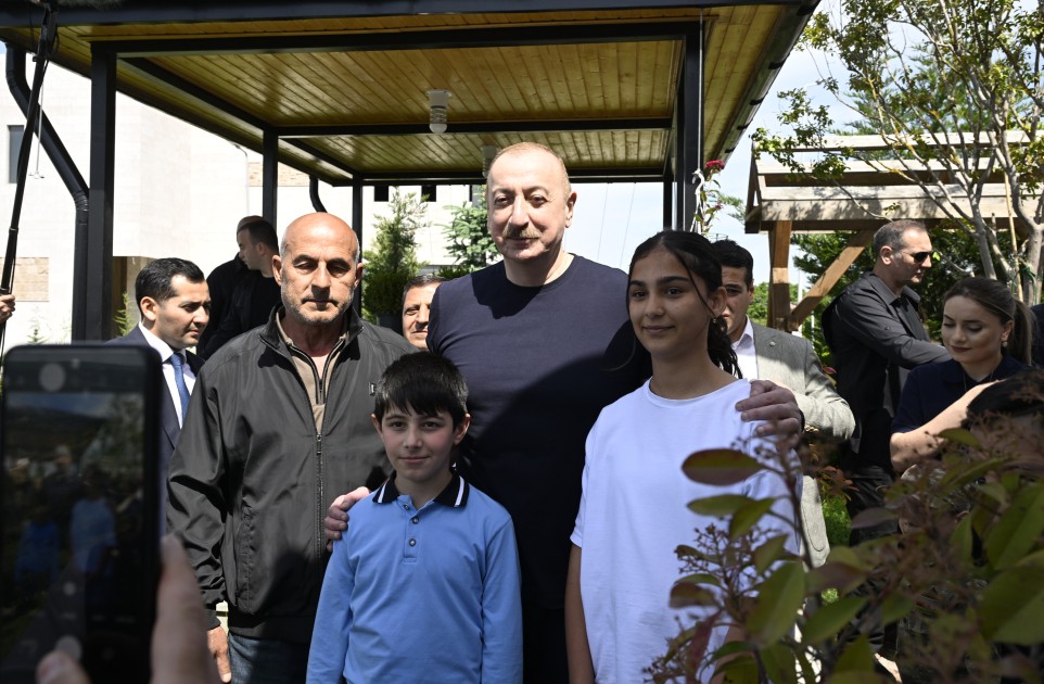 İlham Əliyev Laçın sakinləri ilə görüşdü - FOTOLAR (YENİLƏNİB)