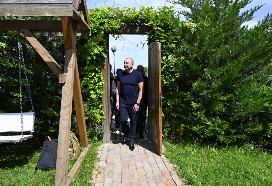 İlham Əliyev Laçın sakinləri ilə görüşdü - FOTOLAR (YENİLƏNİB)