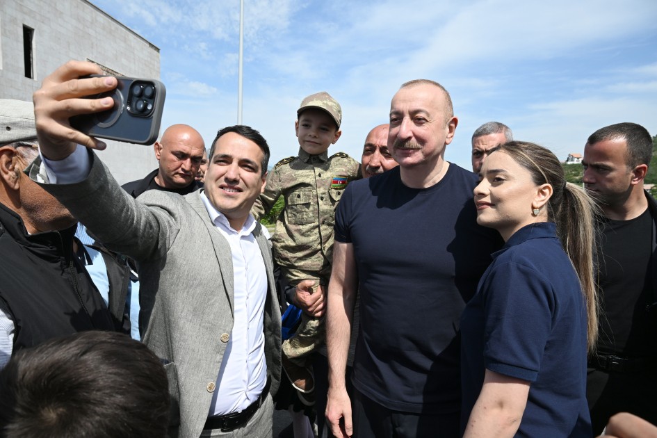 İlham Əliyev Laçın sakinləri ilə görüşdü - FOTOLAR (YENİLƏNİB)