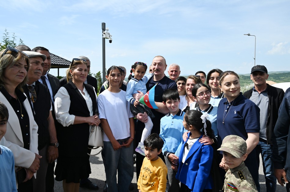 İlham Əliyev Laçın sakinləri ilə görüşdü - FOTOLAR (YENİLƏNİB)