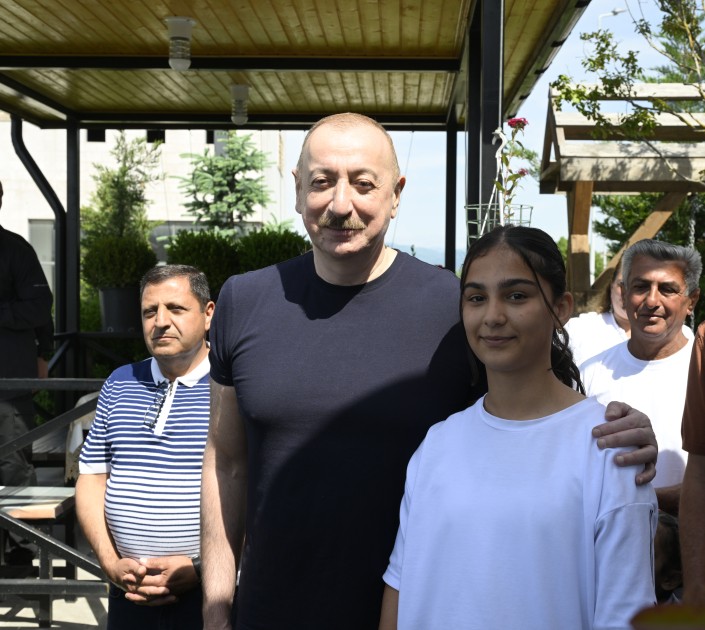 İlham Əliyev Laçın sakinləri ilə görüşdü - FOTOLAR (YENİLƏNİB)