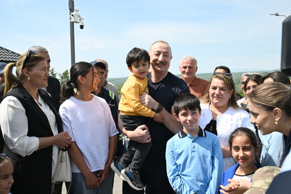 İlham Əliyev Laçın sakinləri ilə görüşdü - FOTOLAR (YENİLƏNİB)