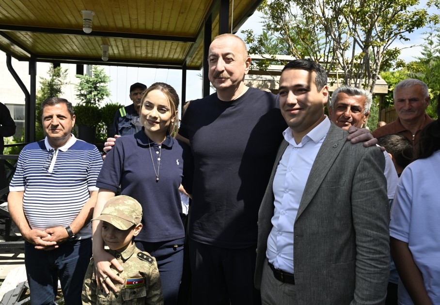 İlham Əliyev Laçın sakinləri ilə görüşdü - FOTOLAR (YENİLƏNİB)