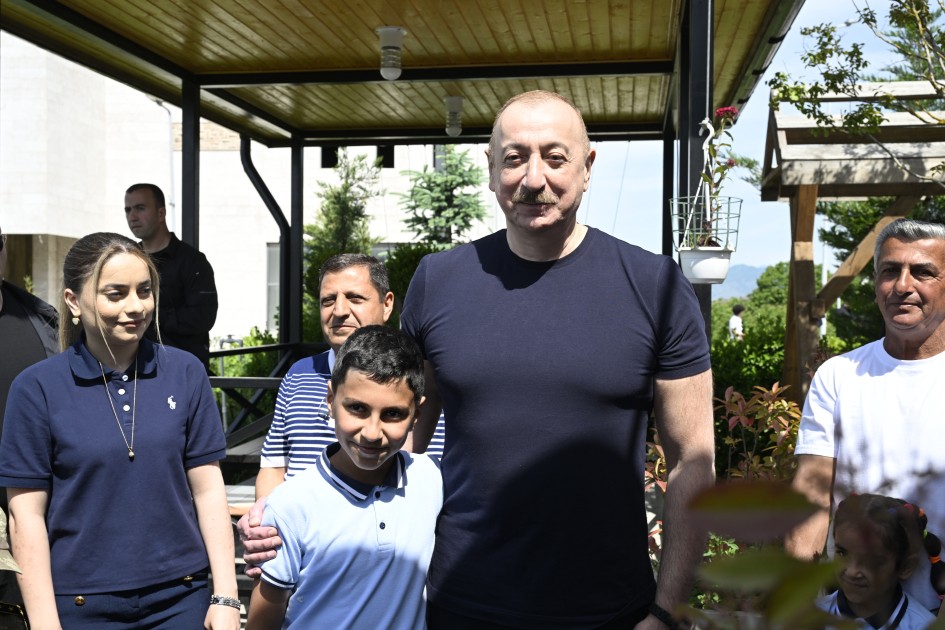 İlham Əliyev Laçın sakinləri ilə görüşdü - FOTOLAR (YENİLƏNİB)