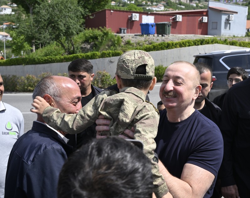 İlham Əliyev Laçın sakinləri ilə görüşdü - FOTOLAR (YENİLƏNİB)