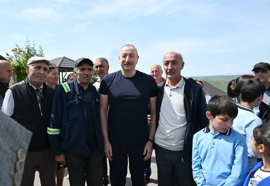 İlham Əliyev Laçın sakinləri ilə görüşdü - FOTOLAR (YENİLƏNİB)
