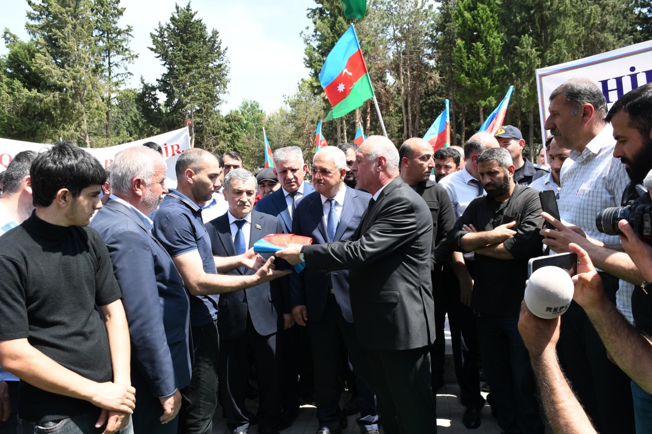 Ağdamın icra başçısı şəhidin dəfn mərasimində iştirak edib - FOTOLAR