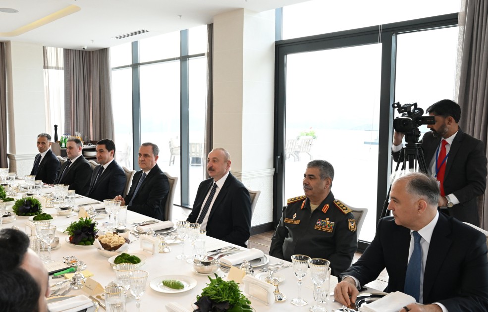 Prezidentin Şahbaz Şəriflə geniş tərkibdə görüşü oldu - FOTOLAR