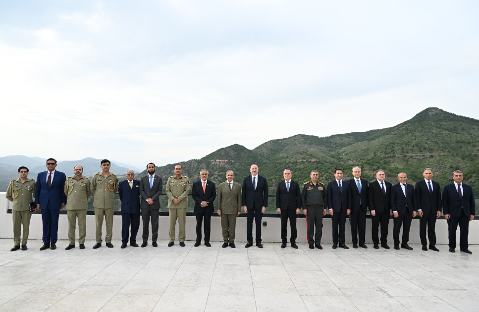Prezidentin Şahbaz Şəriflə geniş tərkibdə görüşü oldu - FOTOLAR