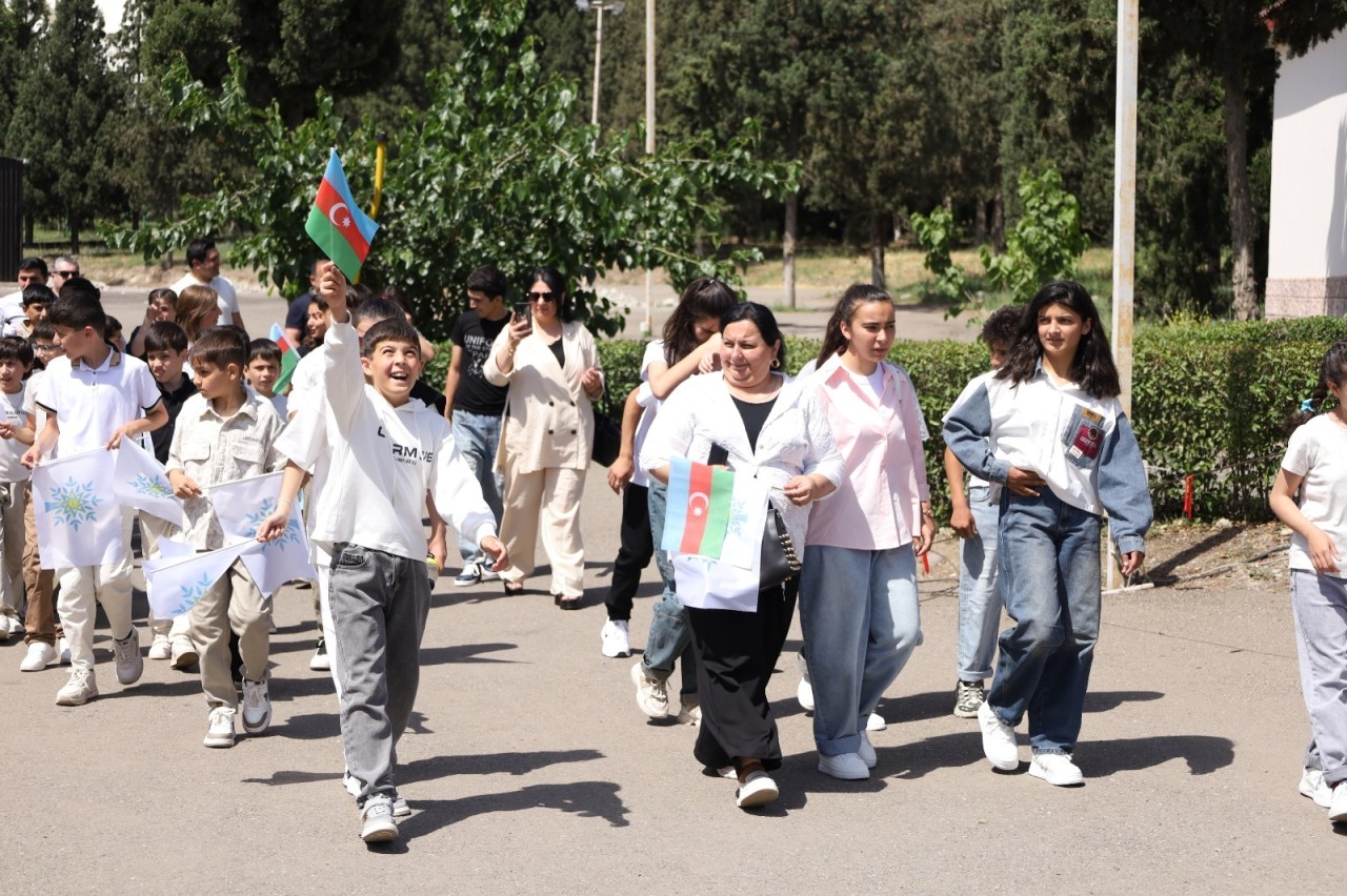 YAP Gəncə şəhər təşkilatının Uşaq Evi sakinlərinə bayram hədiyyəsi - FOTOLAR