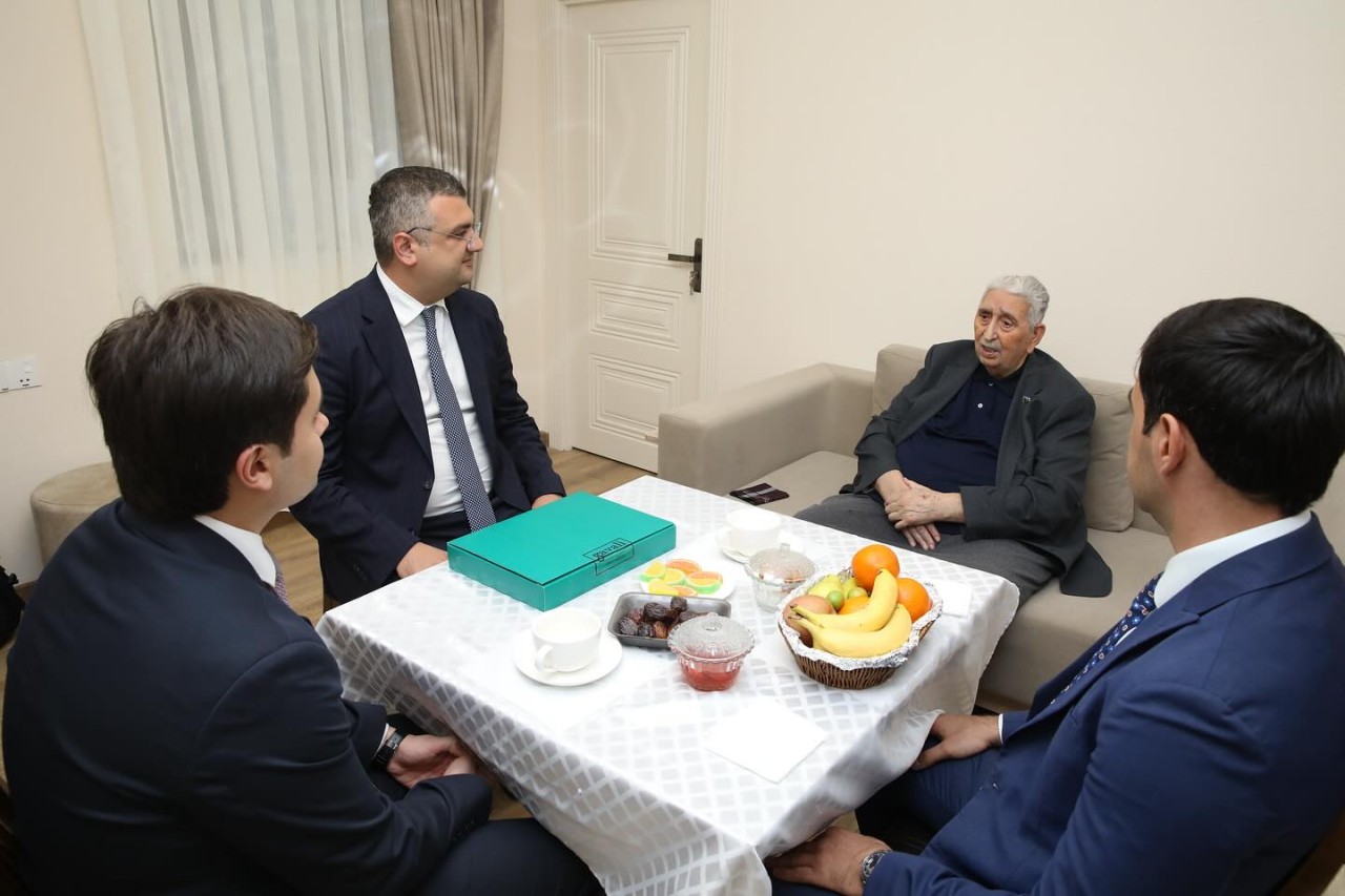 Həmkarlar ittifaqının nümayəndələri Arif Babayevi ziyarət ediblər - FOTOLAR