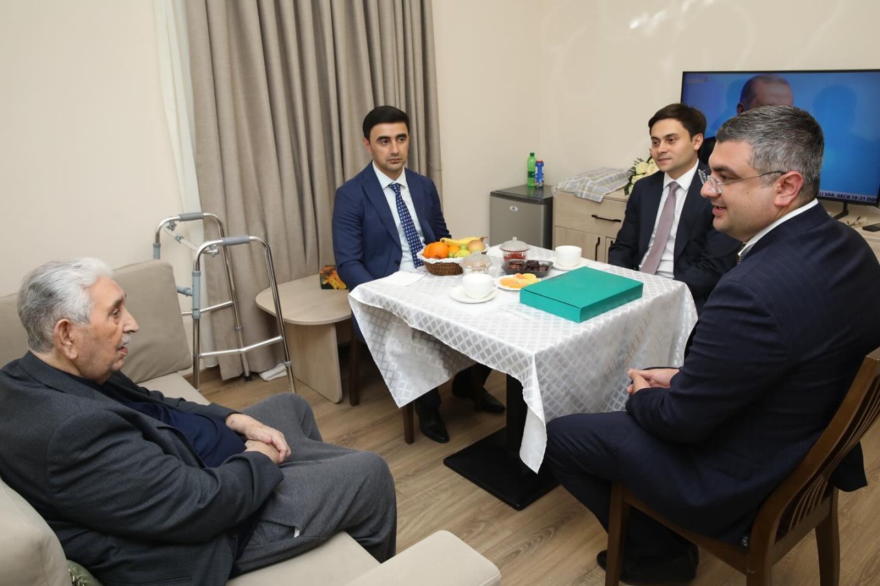 Həmkarlar ittifaqının nümayəndələri Arif Babayevi ziyarət ediblər - FOTOLAR