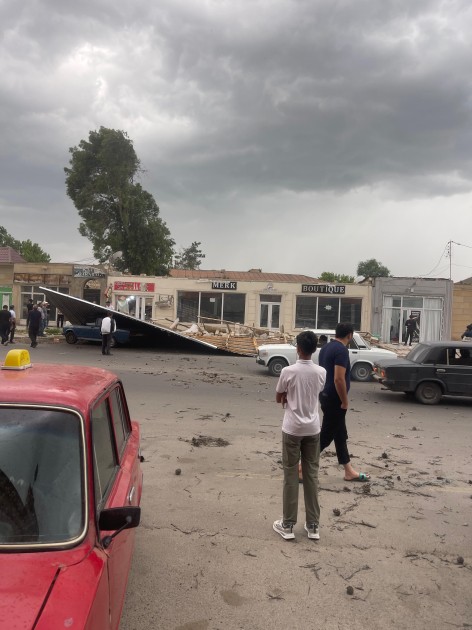 Sabirabadda külək damı avtomobilin üstünə aşırdı - FOTO