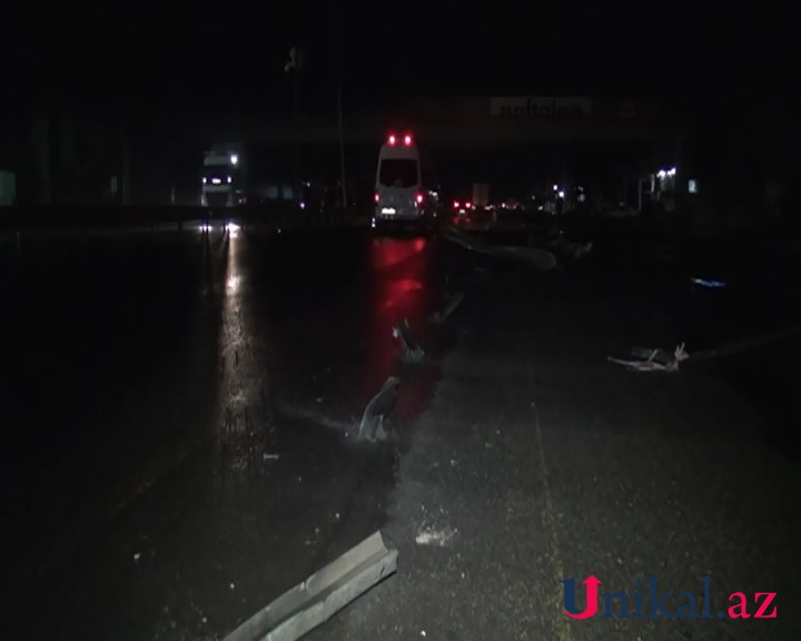 Yük maşını dəmir arakəsmələrə çırpıldı - FOTOLAR