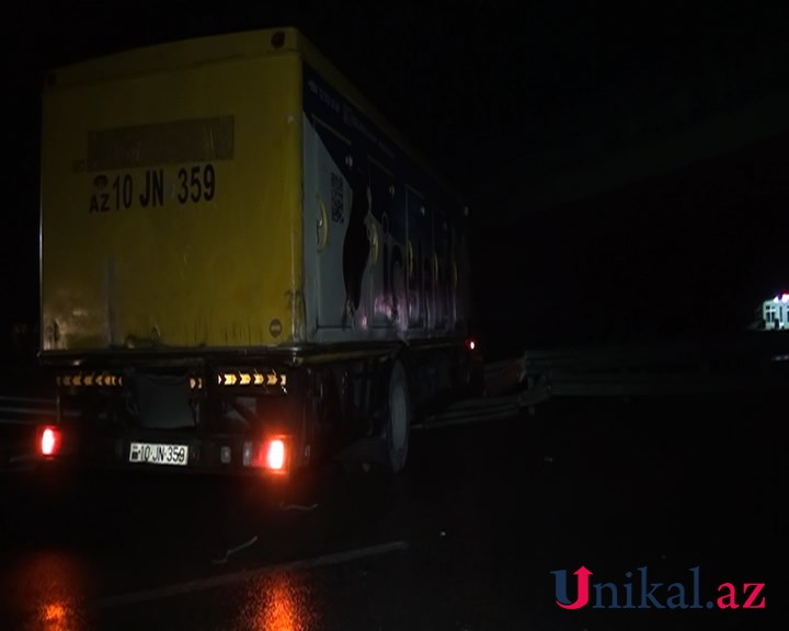 Yük maşını dəmir arakəsmələrə çırpıldı - FOTOLAR