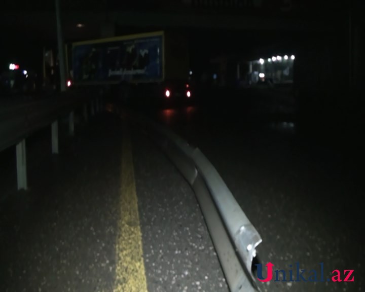 Yük maşını dəmir arakəsmələrə çırpıldı - FOTOLAR