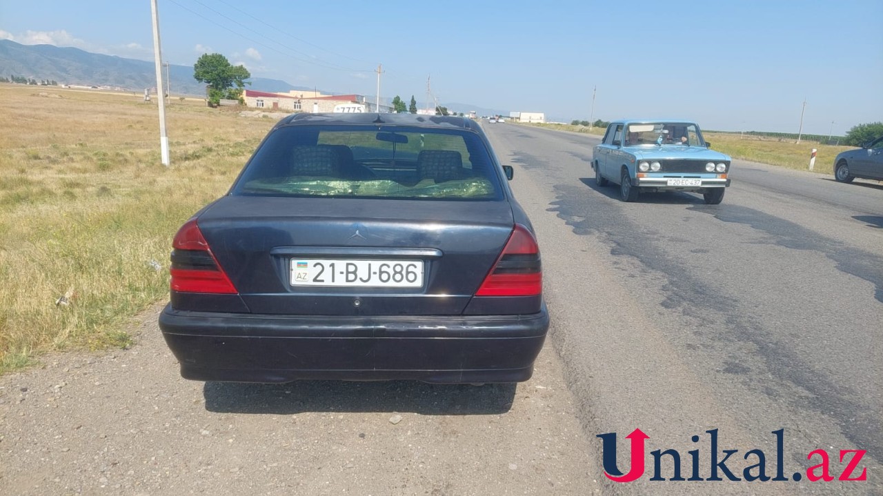 Göygöldə "VAZ" "Mercedes"lə toqquşdu - FOTOLAR