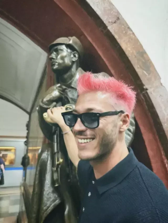 "Çukur"un aktyoru saçını çəhrayı rəngə boyatdırdı - FOTOLAR