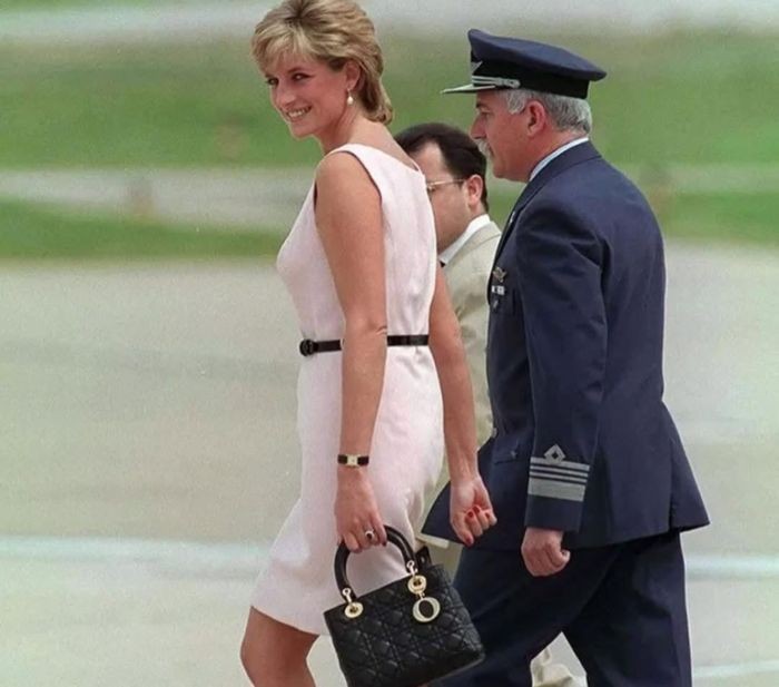 Şahzadənin ikonik çantası bu qiymətə hərraca çıxarıldı - FOTOLAR