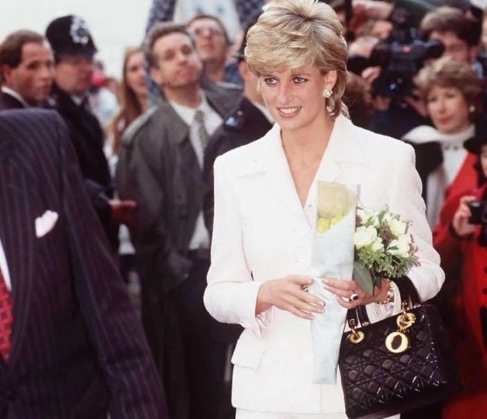 Şahzadənin ikonik çantası bu qiymətə hərraca çıxarıldı - FOTOLAR